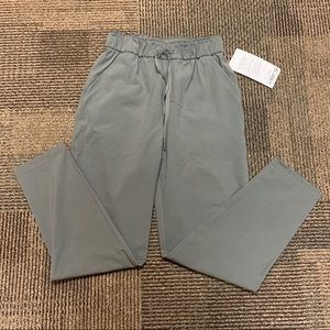 Keep moving pant grey sage